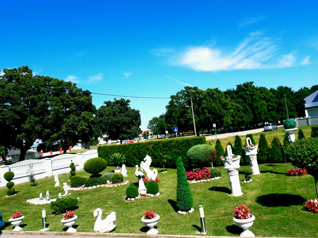 Spoj umjetnosti i prirode u vrtnoj oazi Andreje Kraljić u Savskoj Vesi