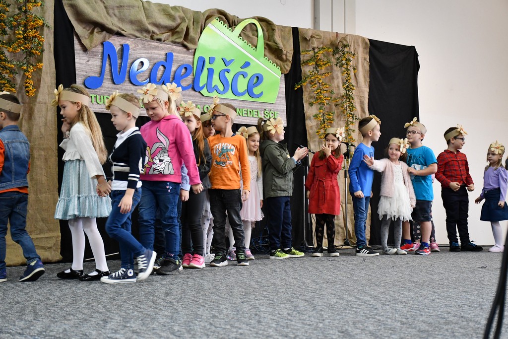 PROSLAVA JESENI Brojni zaljubljenici u kulturnu baštinu i tradiciju našega kraja okupili se na Danima zahvalnosti za plodove zemlje PROSLAVA JESENI Brojni zaljubljenici u kulturnu baštinu i tradiciju našega kraja okupili se na Danima zahvalnosti za plodove zemlje