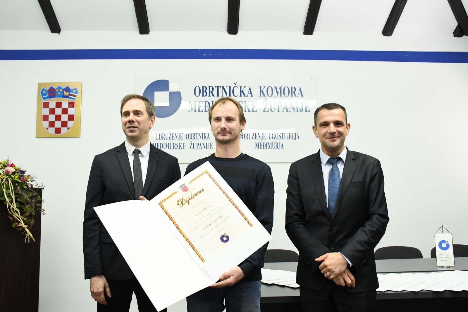 NAKON POLOŽENIH ISPITA U SVIBNJU I RUJNU 37 novopečenih majstora i majstorica dočekalo je svoja priznanja! NAKON POLOŽENIH ISPITA U SVIBNJU I RUJNU 37 novopečenih majstora i majstorica dočekalo je svoja priznanja!