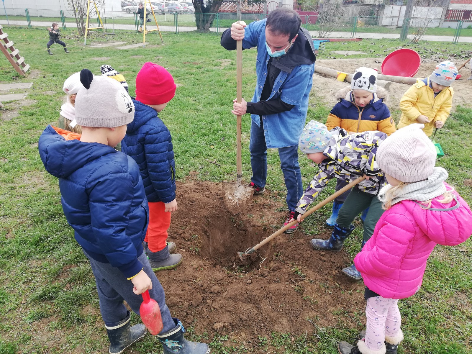 DJEČJI VRTIĆ PČELICE Novo igralo i posađeno novo stablo razveselilo je mališane