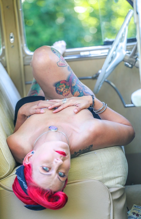 Trash and Burn – pin up djevojke (Subota, 24.6.2018.)