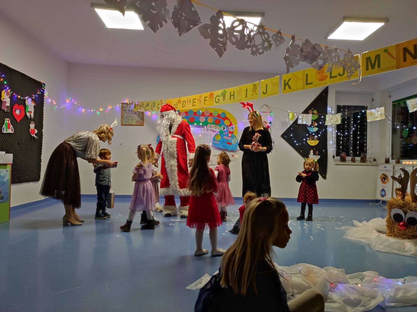 Božićne predstave i druženje s roditeljima u dječjem vrtiću ‘Pahuljica’