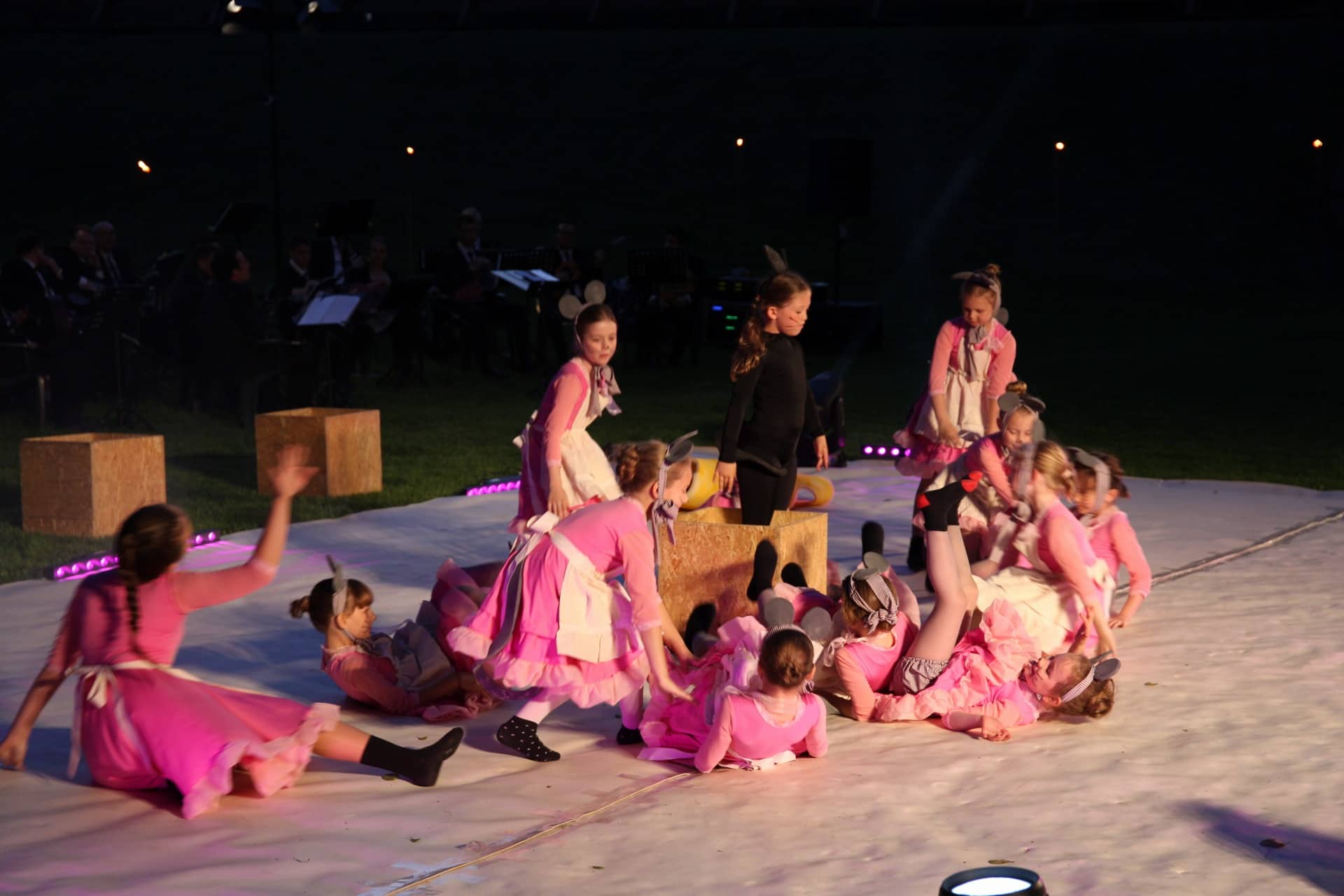 Predstava ‘Na dlanu jezera’ u lijepom ambijentu jezera podno zidina Starog grada