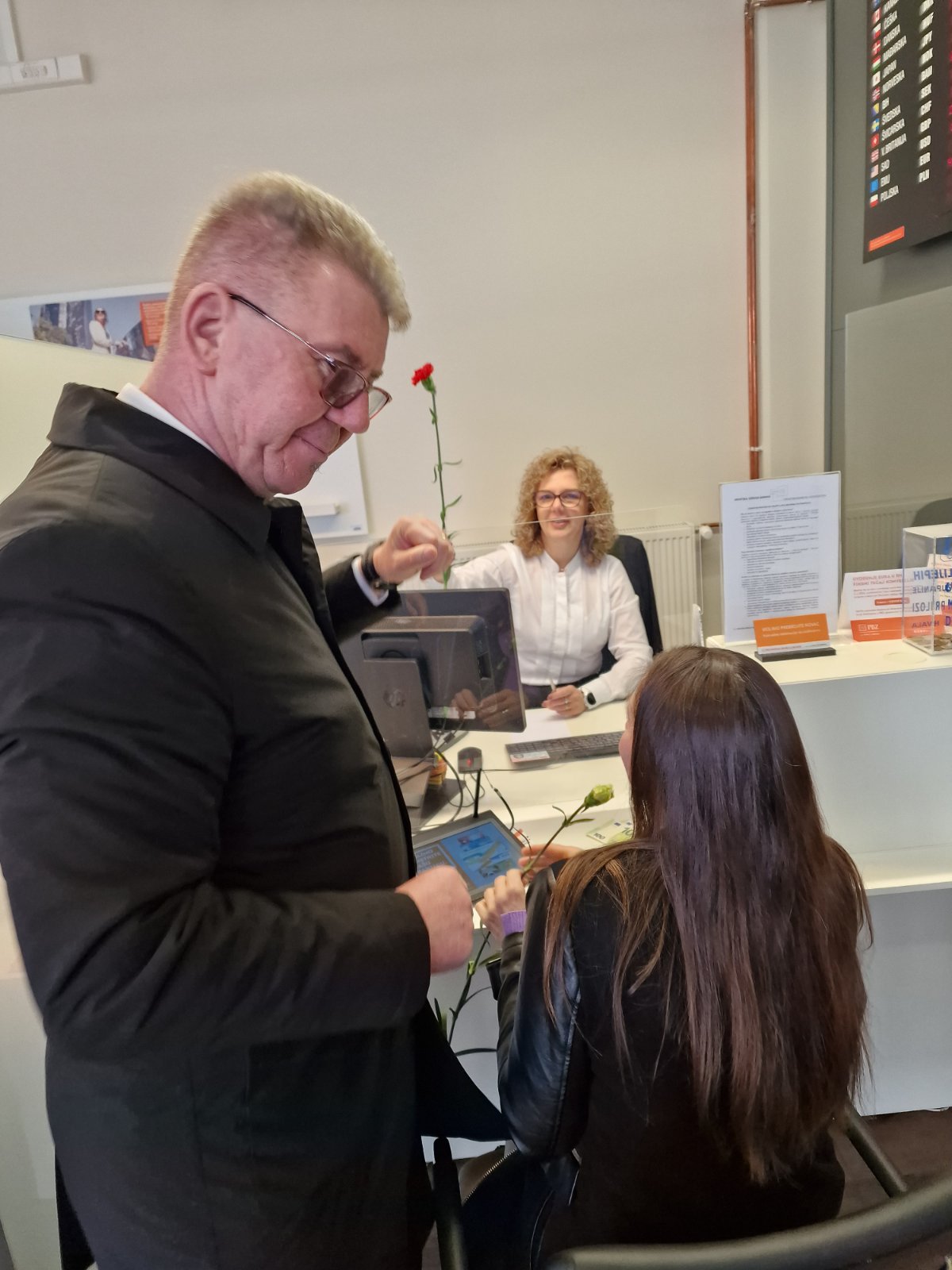 Gradonačelnik Dražen Srpak darivao žene na njihovim radnim mjestima
