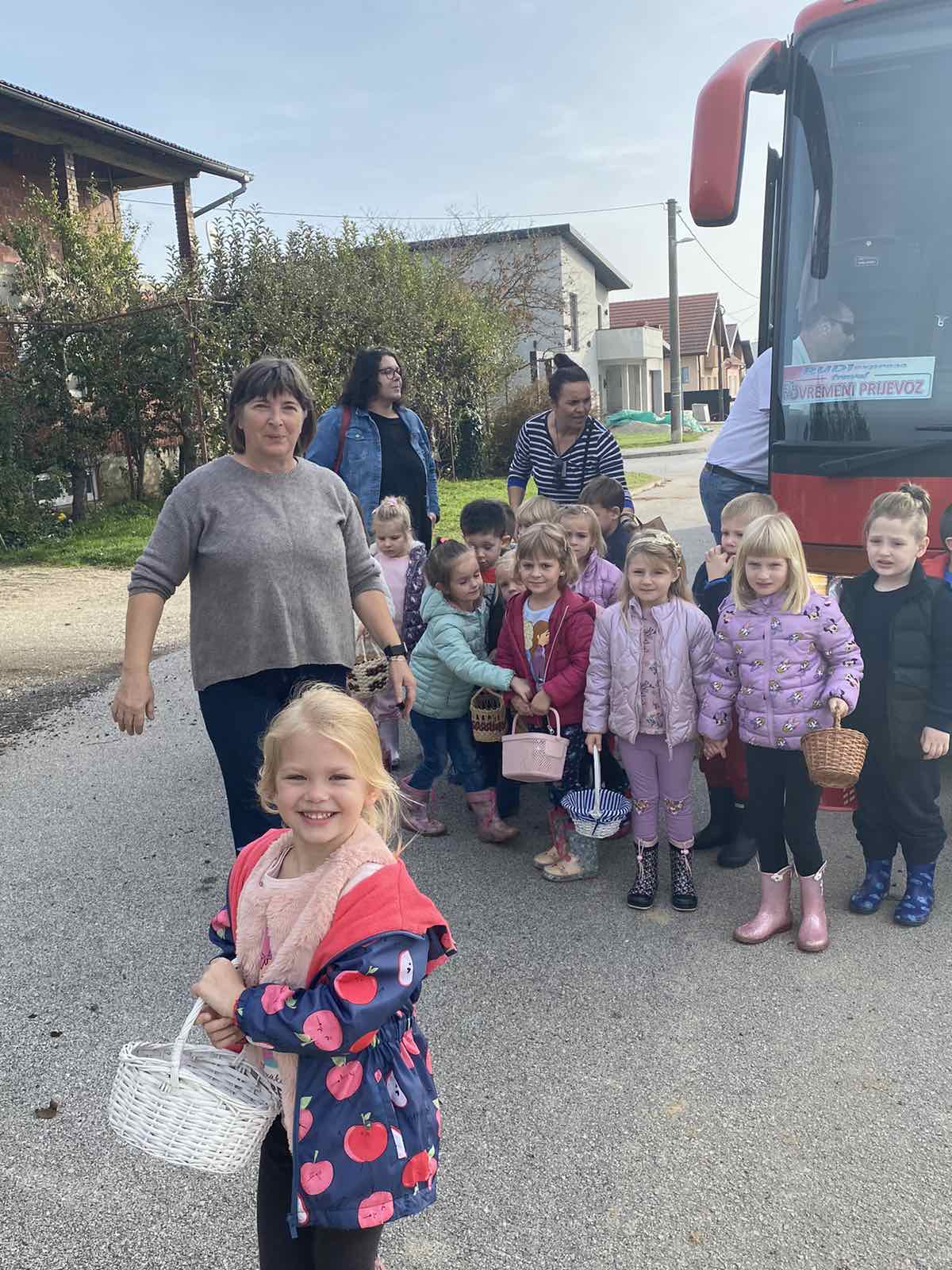 ‘Suncokreti’ iz čakovečkog vrtića Cvrčak posjetili lješnjikovac obitelji Sarač