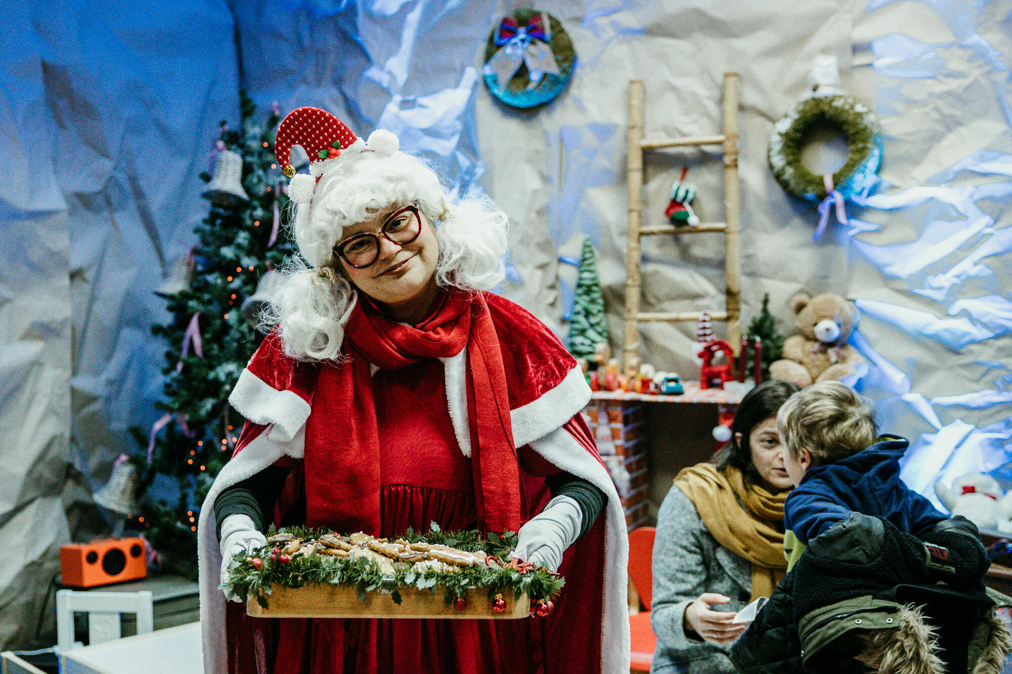 POSLASTICA ZA NAJMLAĐE Fini kolači Bake Mraz razveselili mališane u Radionici Djeda Božićnjaka POSLASTICA ZA NAJMLAĐE Fini kolači Bake Mraz razveselili mališane u Radionici Djeda Božićnjaka