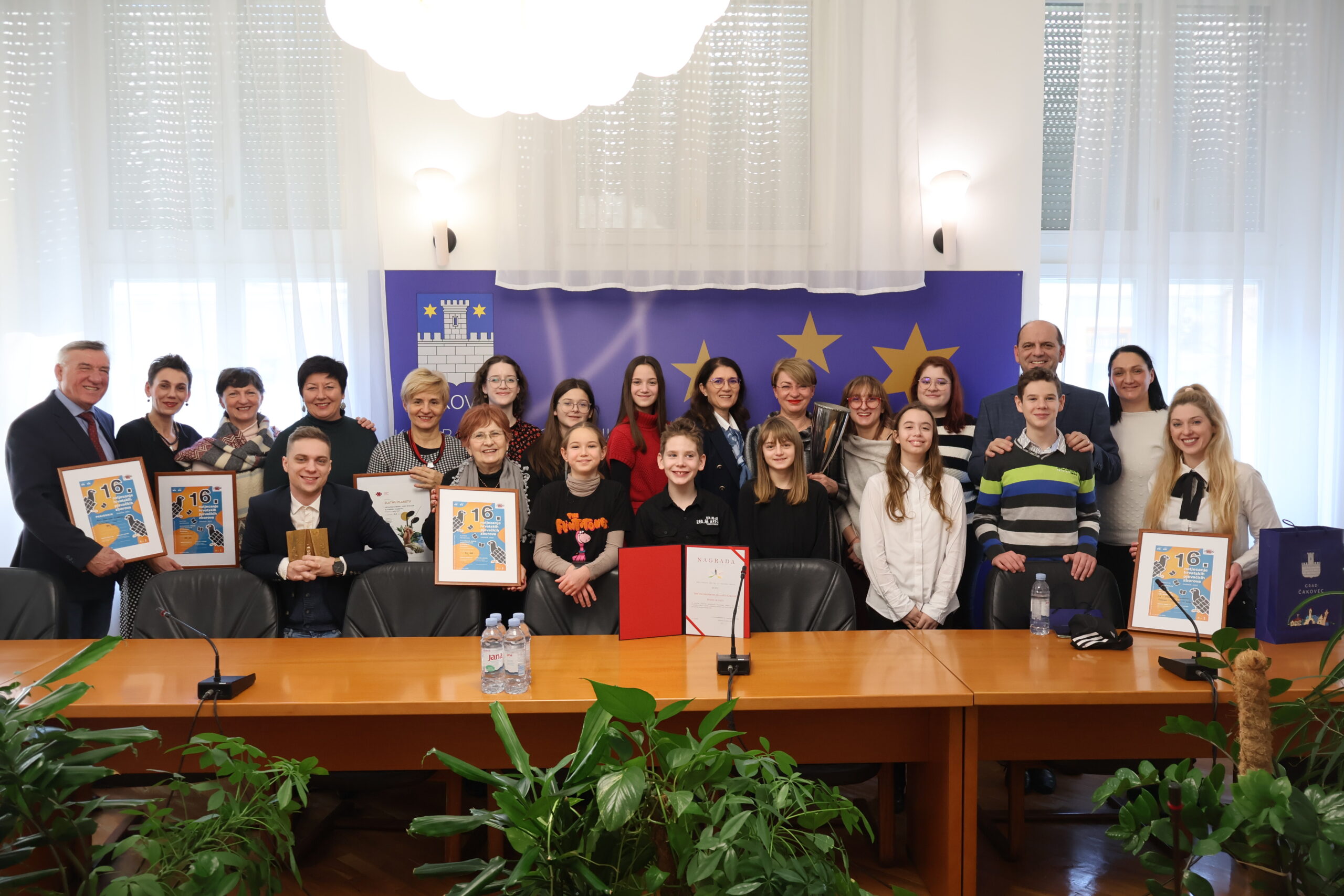 Gradonačelnica Cividini svečanim prijemom za kraj godine nagradila uspješne glumce i pjevače Gradonačelnica Cividini svečanim prijemom za kraj godine nagradila uspješne glumce i pjevače