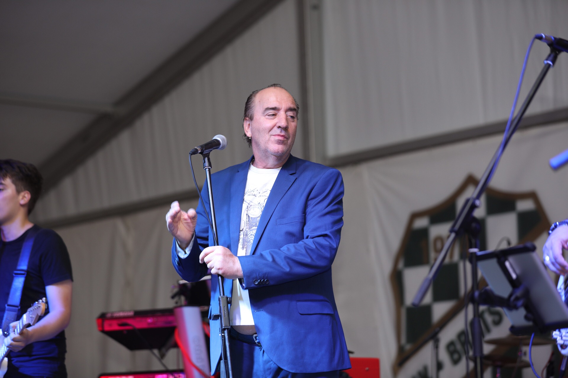 Mladen Grdović ispunio šator u Sv. Martinu na Muri, pjevalo se i plesalo uz njegove hitove Mladen Grdović ispunio šator u Sv. Martinu na Muri, pjevalo se i plesalo uz njegove hitove