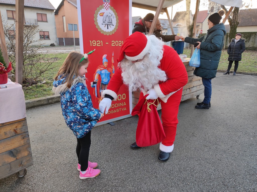 Prvi Božićni sajam u Pribislavcu naišao na odličan odaziv