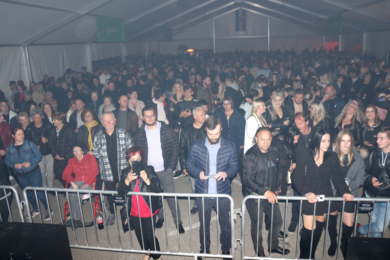 Raspjevana atmosfera u Šampionu na koncertu Zlatka Pejakovića