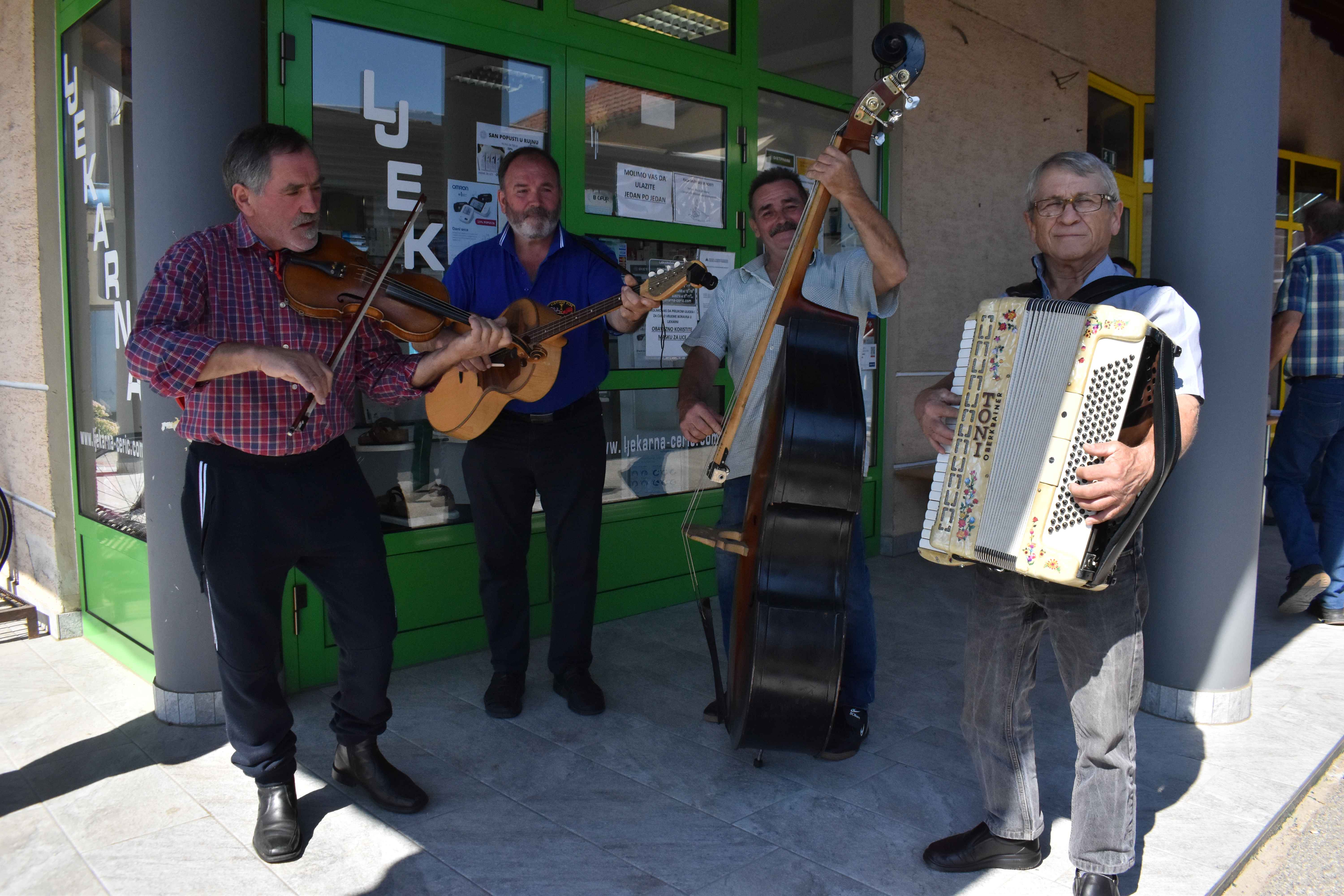SELNICA Pogledajte kako je bilo na 17. susretu starih traktora