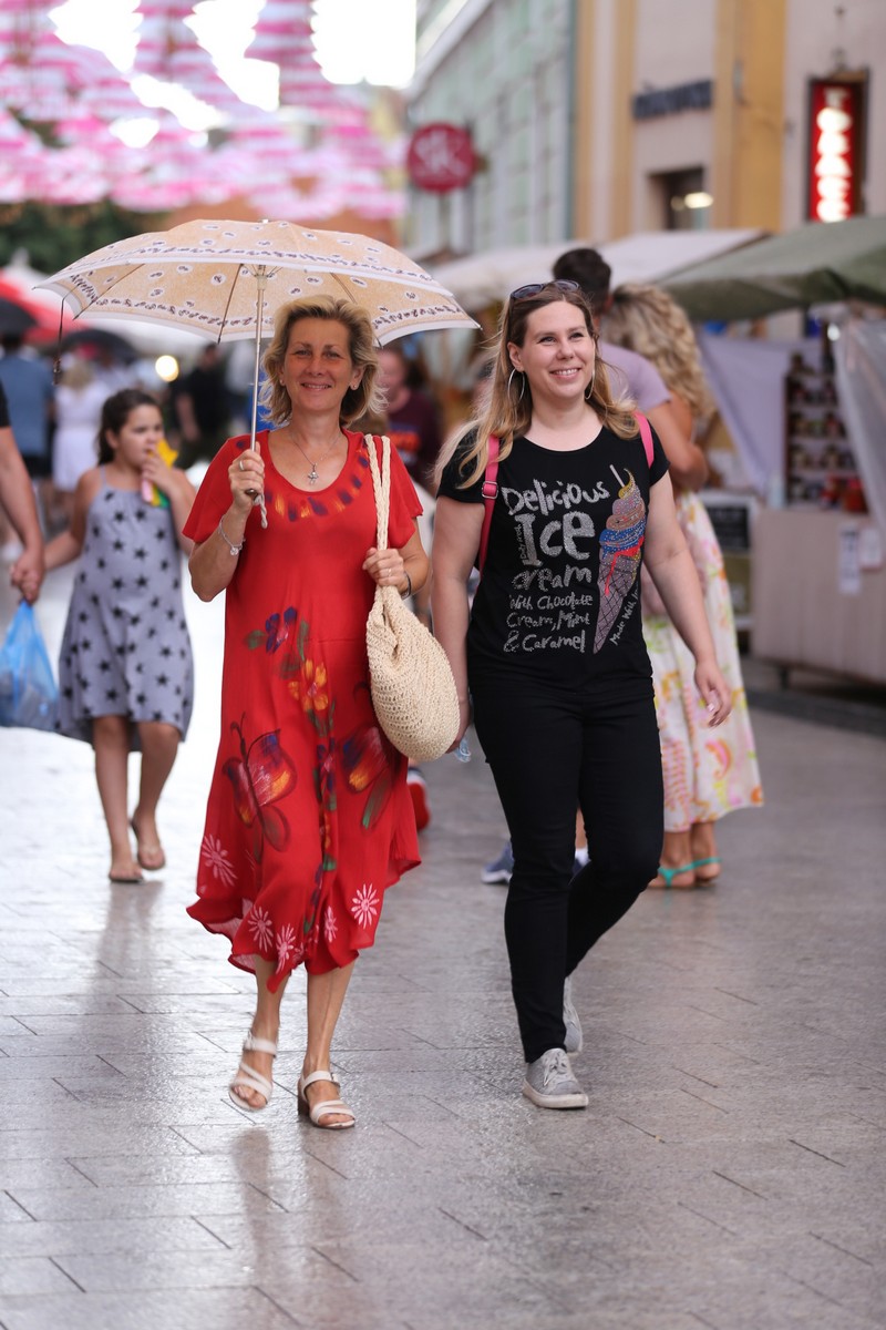 KLIKOM ISPOD KIŠOBRANA Malo kiše, malo sunca, ali centar Čakovca je ispunjen građanima