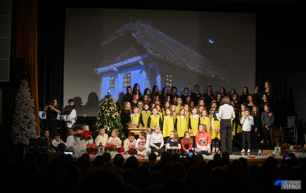 FOTO Osnovna škola Prelog predivnom priredbom sugrađanima uljepšala adventsko vrijeme