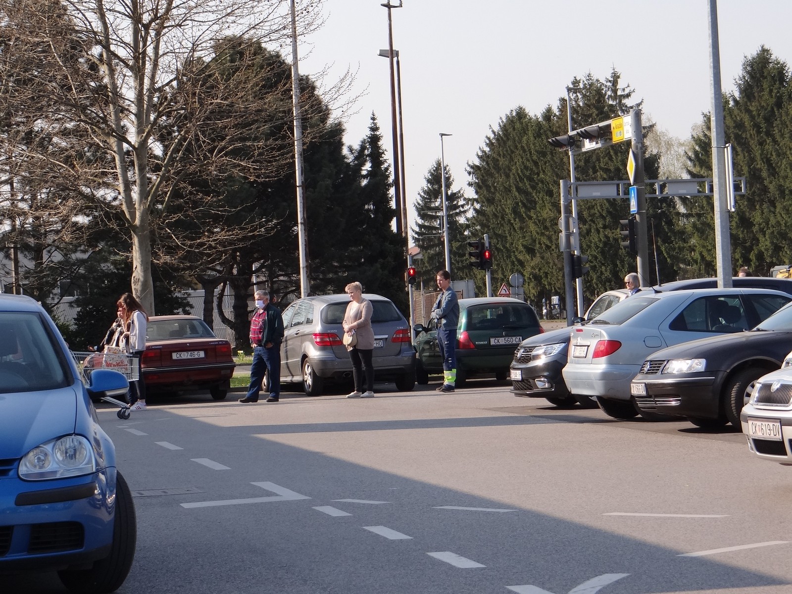 FOTO Veliki petak: Najveće gužve u Čakovcu pred trgovačkim centrima!