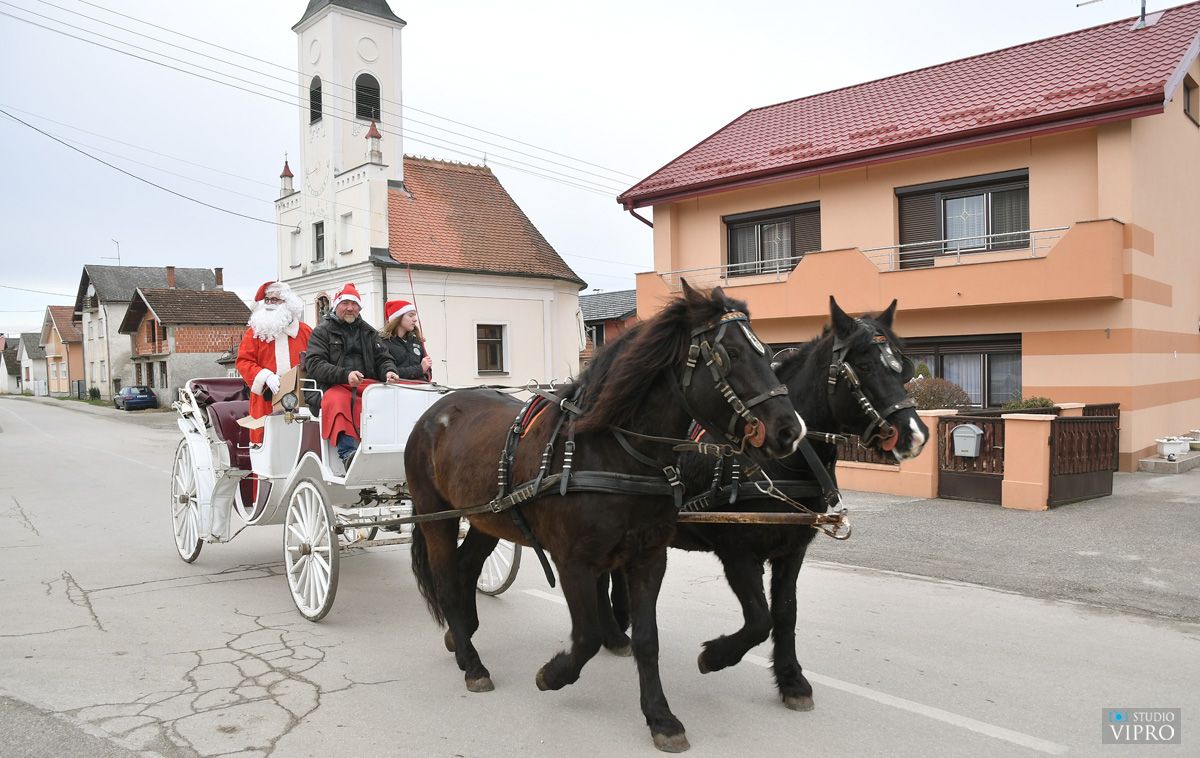 Veselje za kraj godine: Djed Božićnjak na kočiji stigao u Goričan!