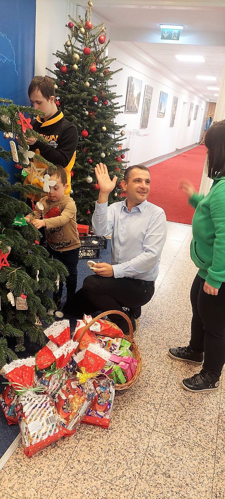 Kićenje božićne jelke