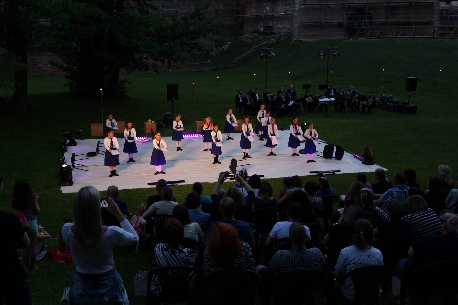 Predstava ‘Na dlanu jezera’ u lijepom ambijentu jezera podno zidina Starog grada