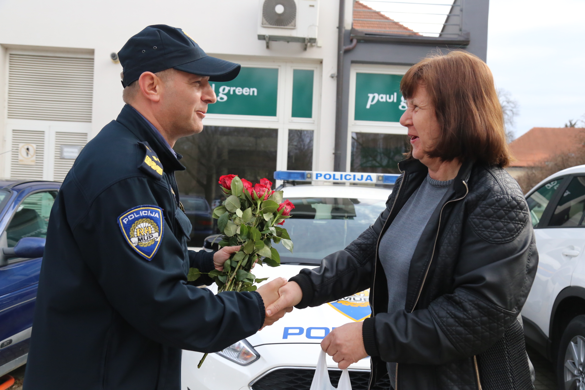 Međimurska policija cvijećem nagrađuje žene u prometu