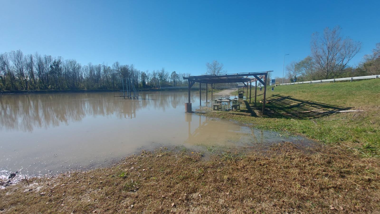 FOTO Drava uz Donju Dubravu izašla iz korita