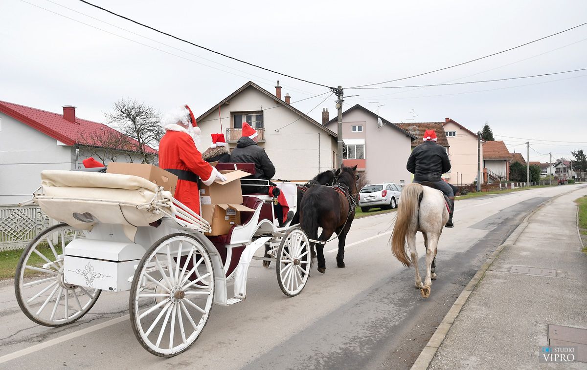 Veselje za kraj godine: Djed Božićnjak na kočiji stigao u Goričan!