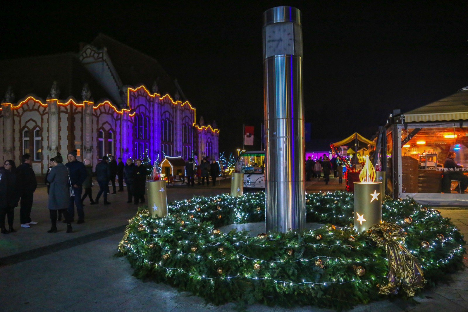 Upaljena prva adventska svijeća u Čakovcu: Predivna rasvjeta zasjala gradom