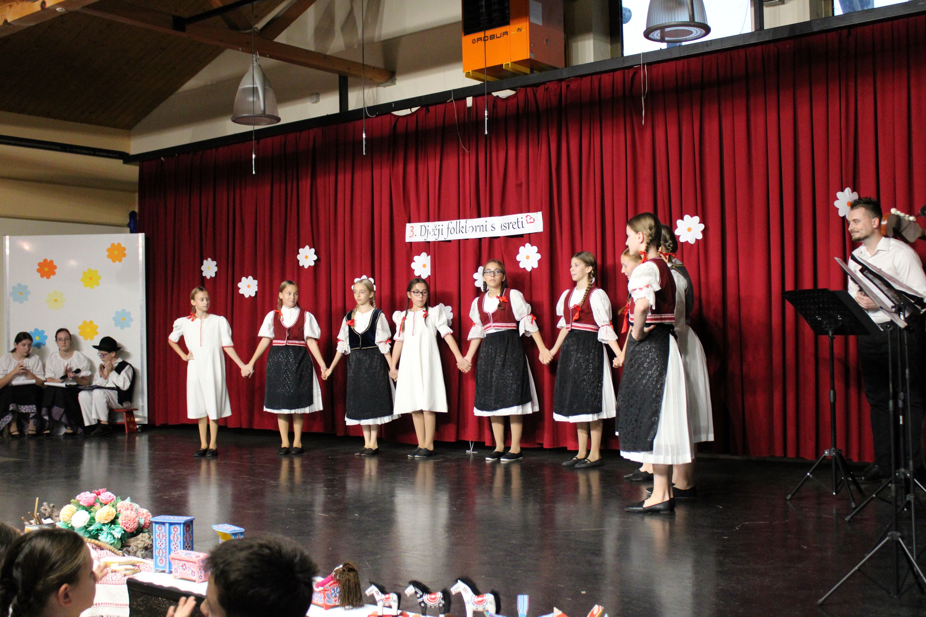 FOTO Pogledajte kako je bilo na 3. Dječjem folklornom susretu u Žiškovcu