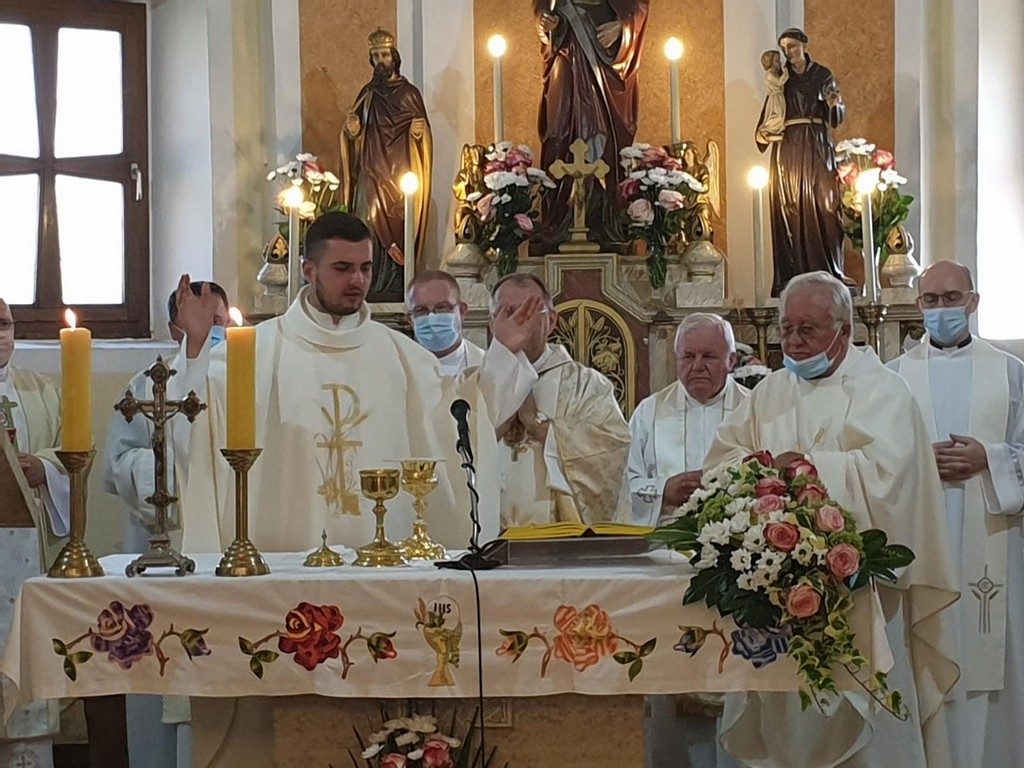 ŽUPNIK MISLAV MIKAC USUSRET USKRSU Moramo vidjeti križeve ljudi oko sebe