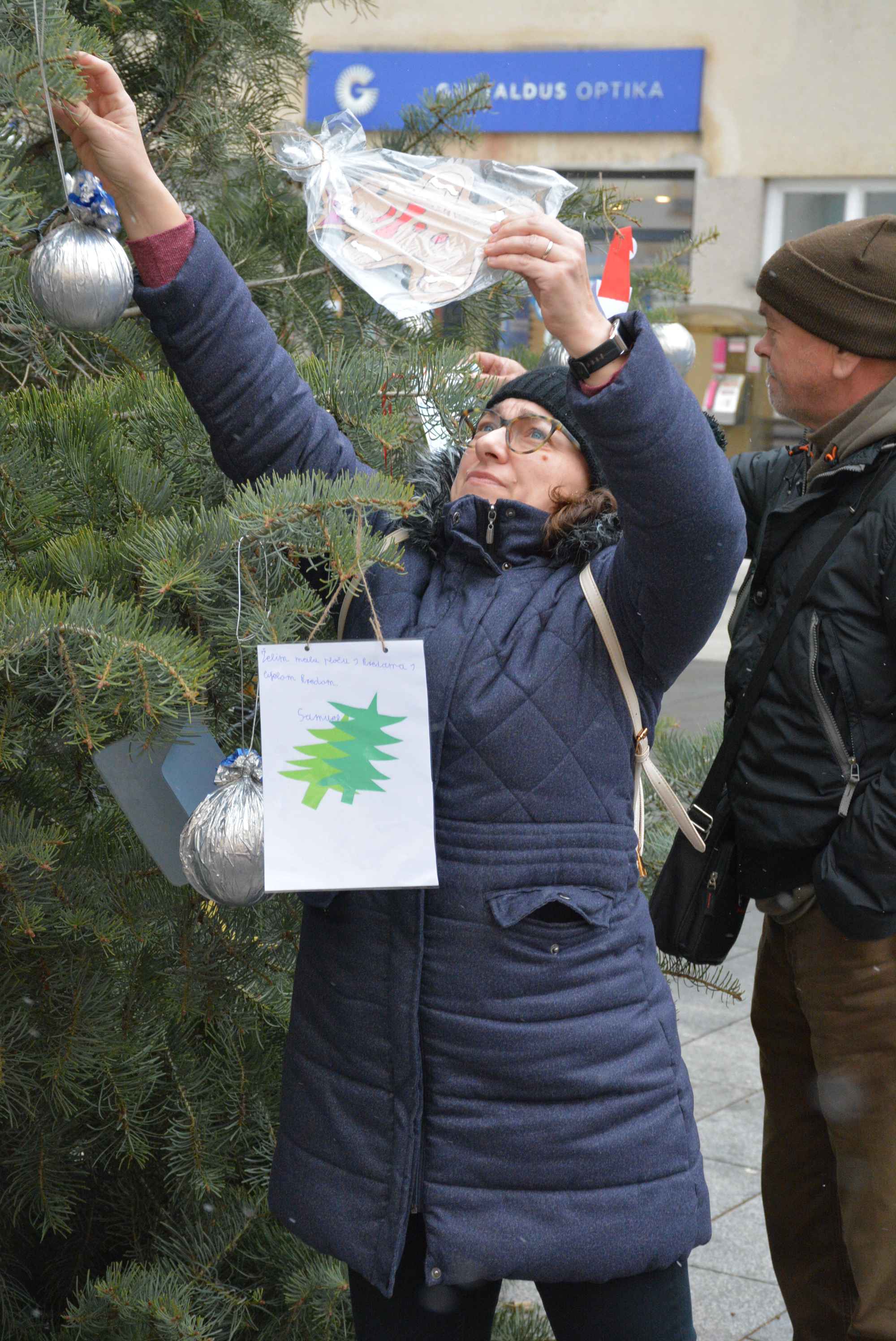 FOTO/VIDEO Zabundani veliki i mali unatoč gustom snijegu i hladnoći proveli prijepodne u veselom raspoloženju