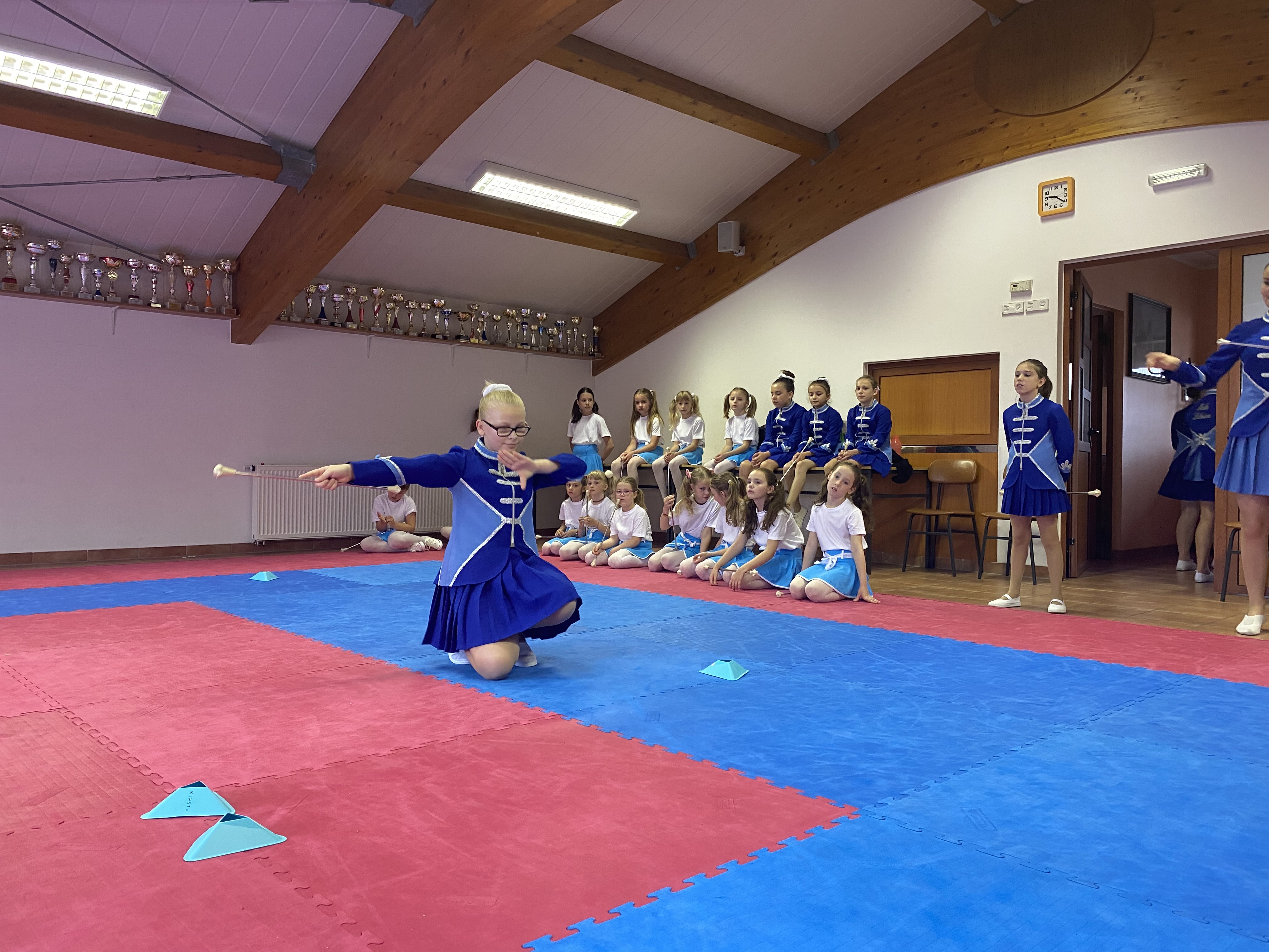 MAŽORETKINJE MALE SUBOTICE U novim uniformama do medalja!