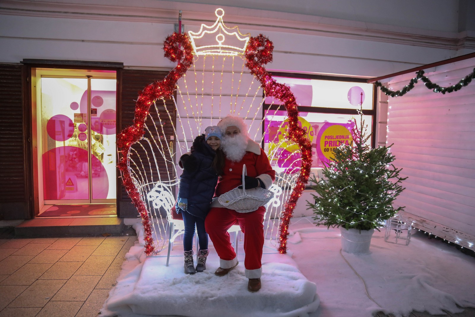 Upaljena prva adventska svijeća u Čakovcu: Predivna rasvjeta zasjala gradom