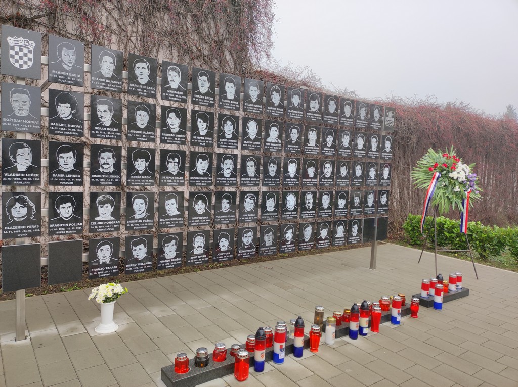 Polaganje vijenaca i paljenje svijeća uz blagdan Svih svetih