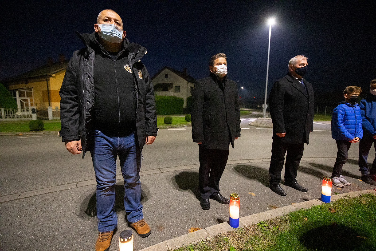 SJEĆANJE NA GRAD HEROJ Svijećama i lampionima okružili zeleni otok u Prelogu