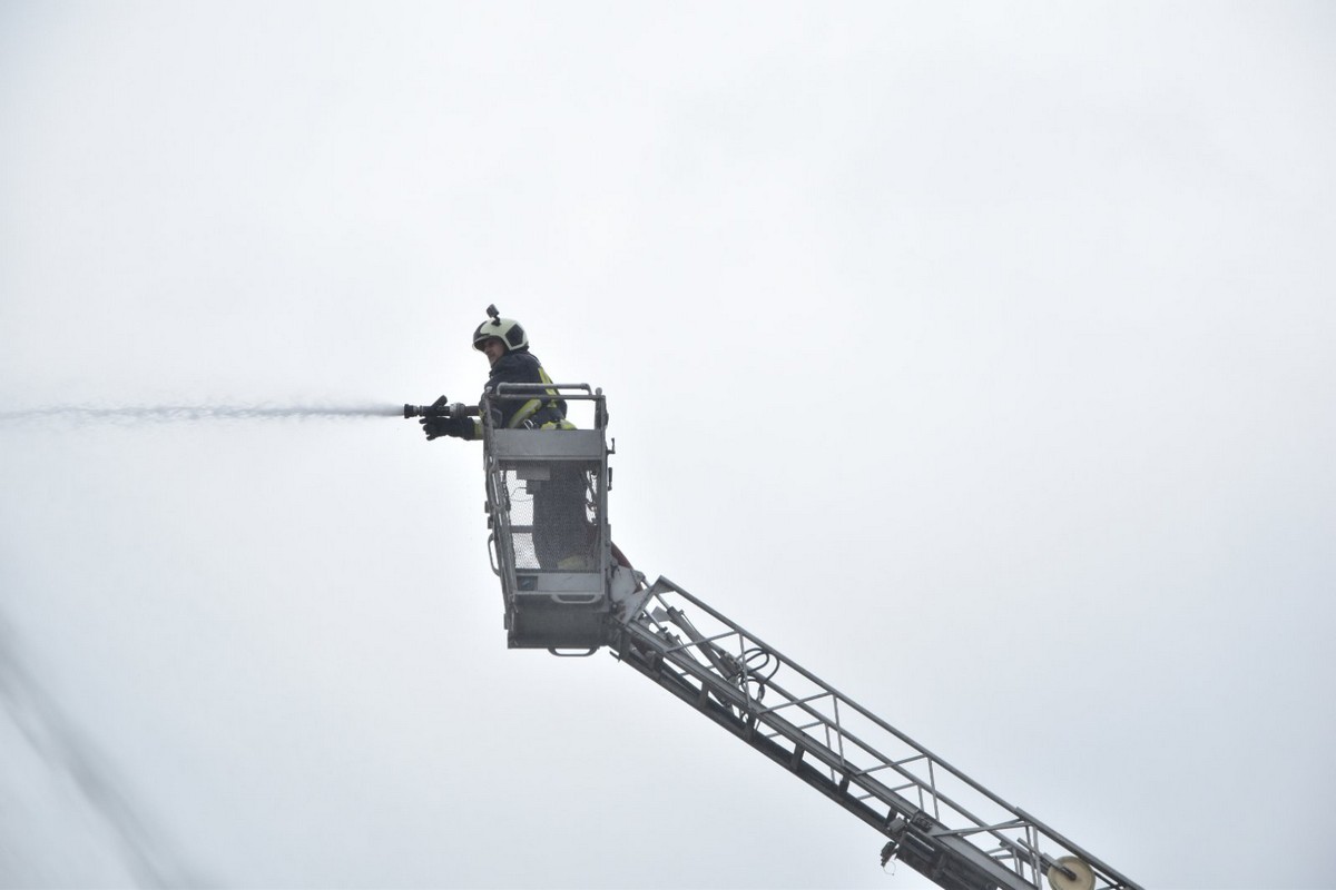 MURSKO SREDIŠĆE Održana uzbudljiva vježba u kojoj su vatrogasci uspješno ugasili požar i spasili unesrećene MURSKO SREDIŠĆE Održana uzbudljiva vježba u kojoj su vatrogasci uspješno ugasili požar i spasili unesrećene