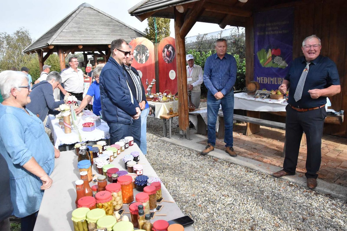 FOTO Ukusne i zdrave jabuke, zakuska i zabavni program za posjetitelje Izložbe starih i novijih sorti jabuka FOTO Ukusne i zdrave jabuke, zakuska i zabavni program za posjetitelje Izložbe starih i novijih sorti jabuka