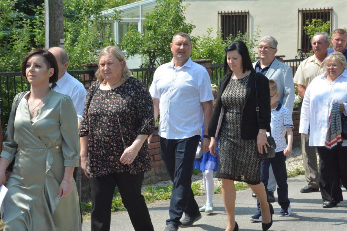 FOTO Donja Dubrava: 13 mladih župljana primilo sakrament Svete potvrde