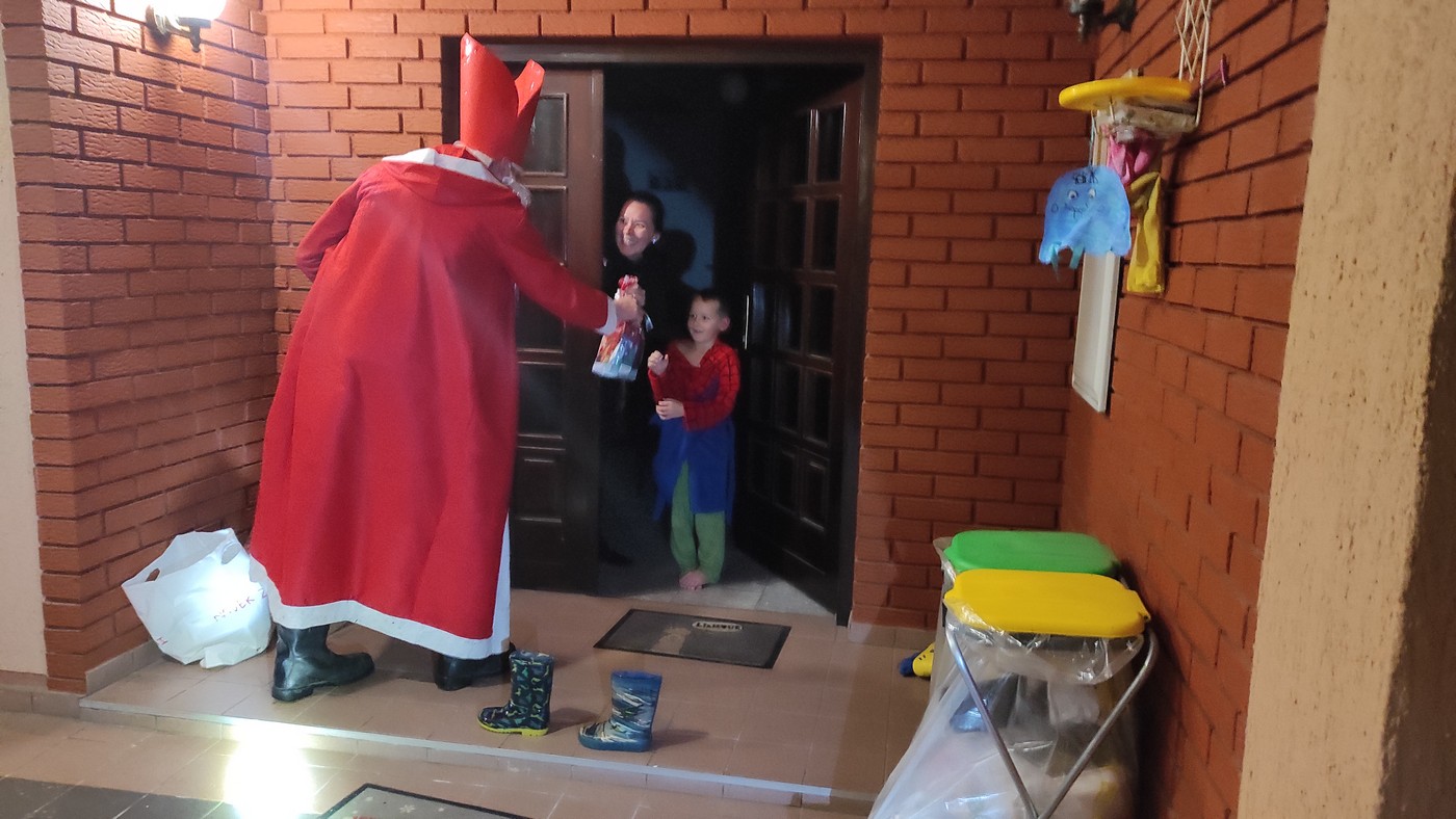 KNEZOVEC Sveti Nikola posjetio i darivao dječicu, ali i mještane