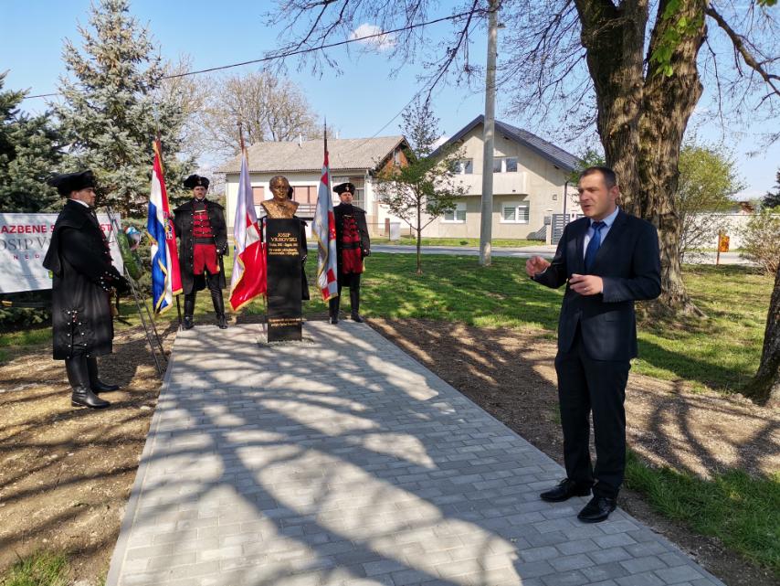 U Črečanu otkrivena bista Josipa Vrhovskog