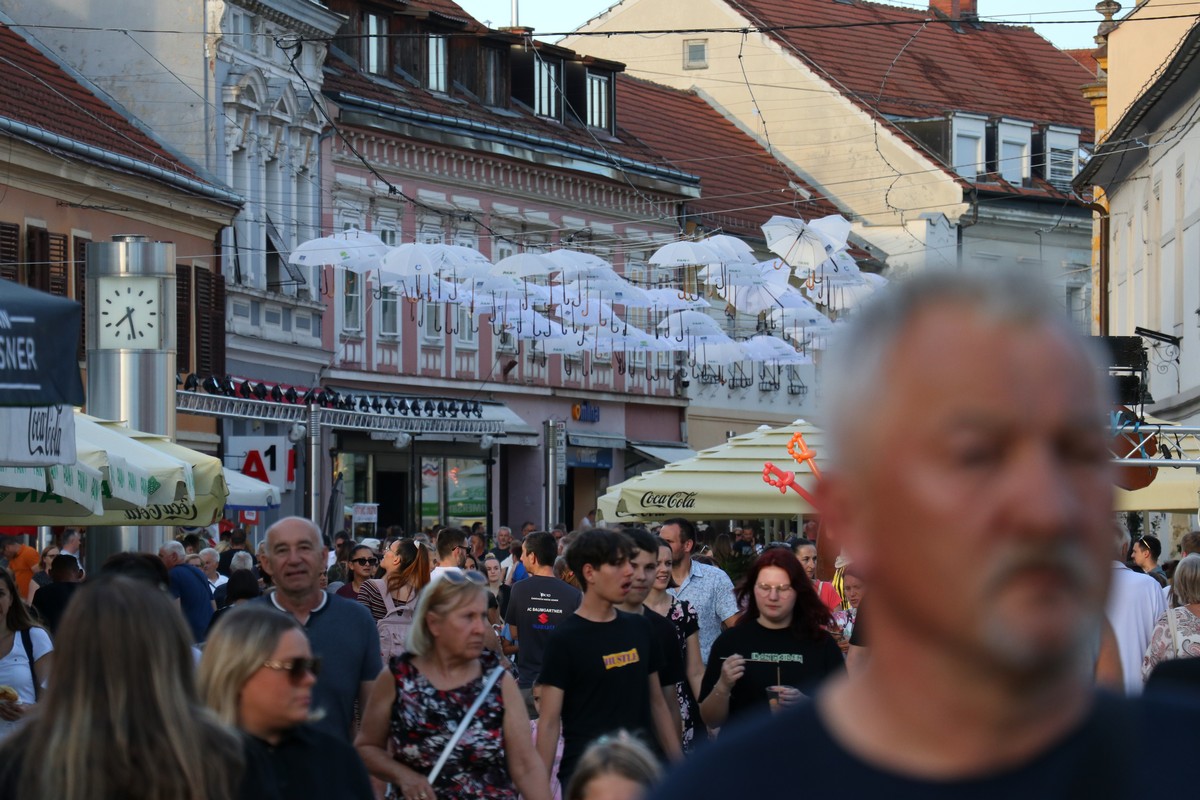 FOTO Prvi dan Porcijunkulovog započeo spektakularnim artističkim showom – “Dangerous Show” Cirkerosa Cirkusa