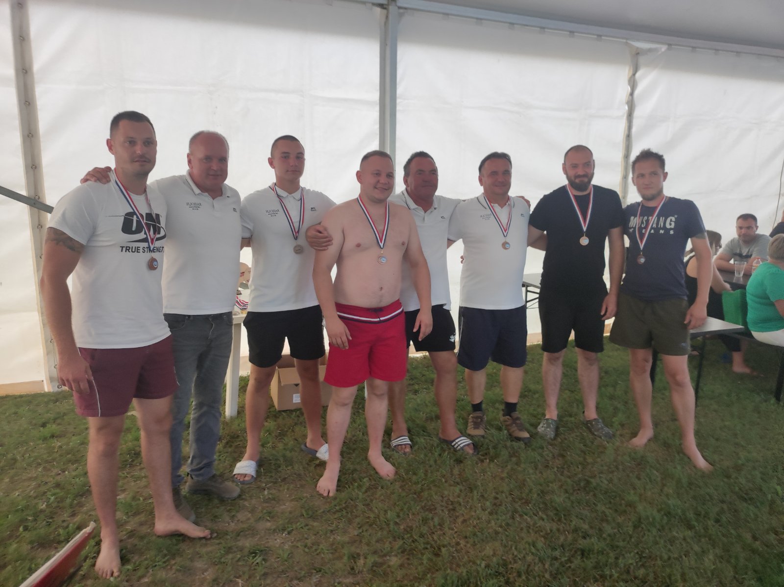 FOTO Pobjednici natjecanja u ekipnom veslanju dravskim čamcima su ekipe ‘Royal transport’ i ‘Fljojsarice’ FOTO Pobjednici natjecanja u ekipnom veslanju dravskim čamcima su ekipe ‘Royal transport’ i ‘Fljojsarice’