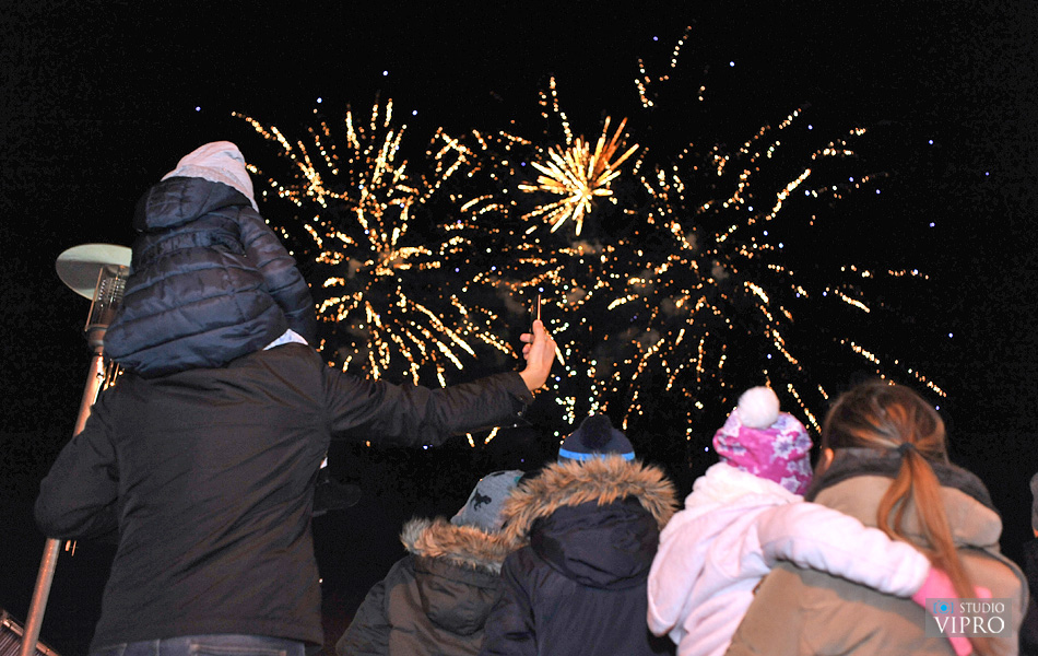 Doček u Prelogu uz vatromet, taktove valcera, šampanjac i kuhano vino