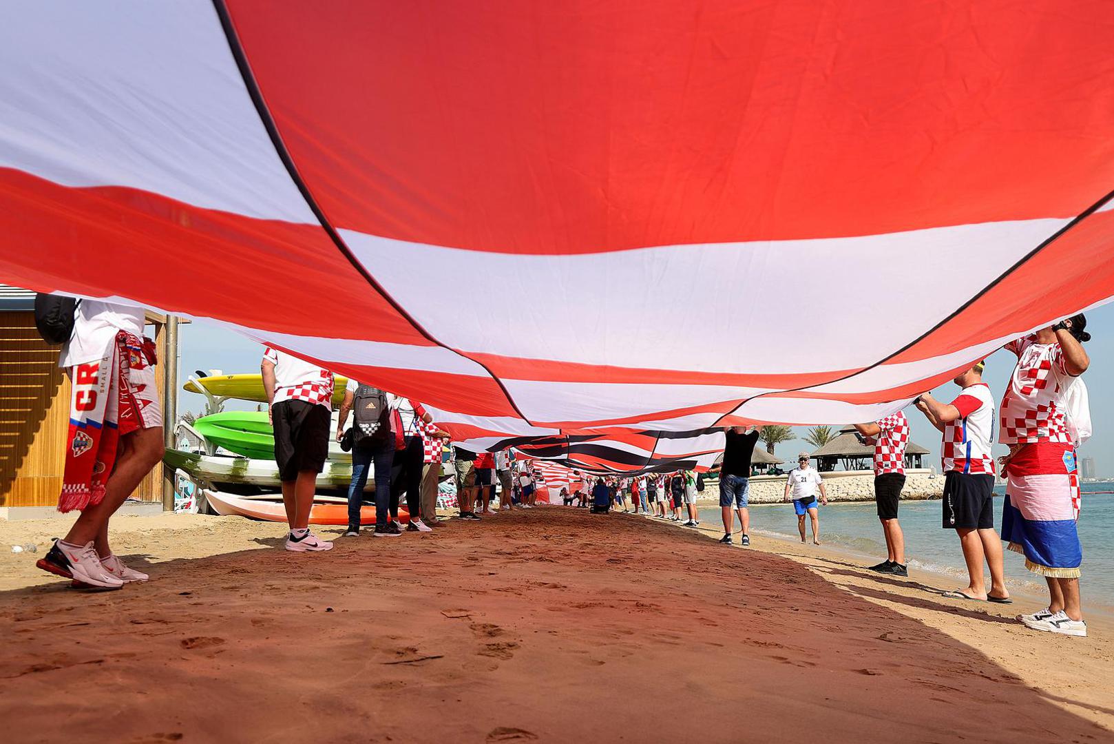 Navijači stigli pod prozor Vatrenima dati podršku