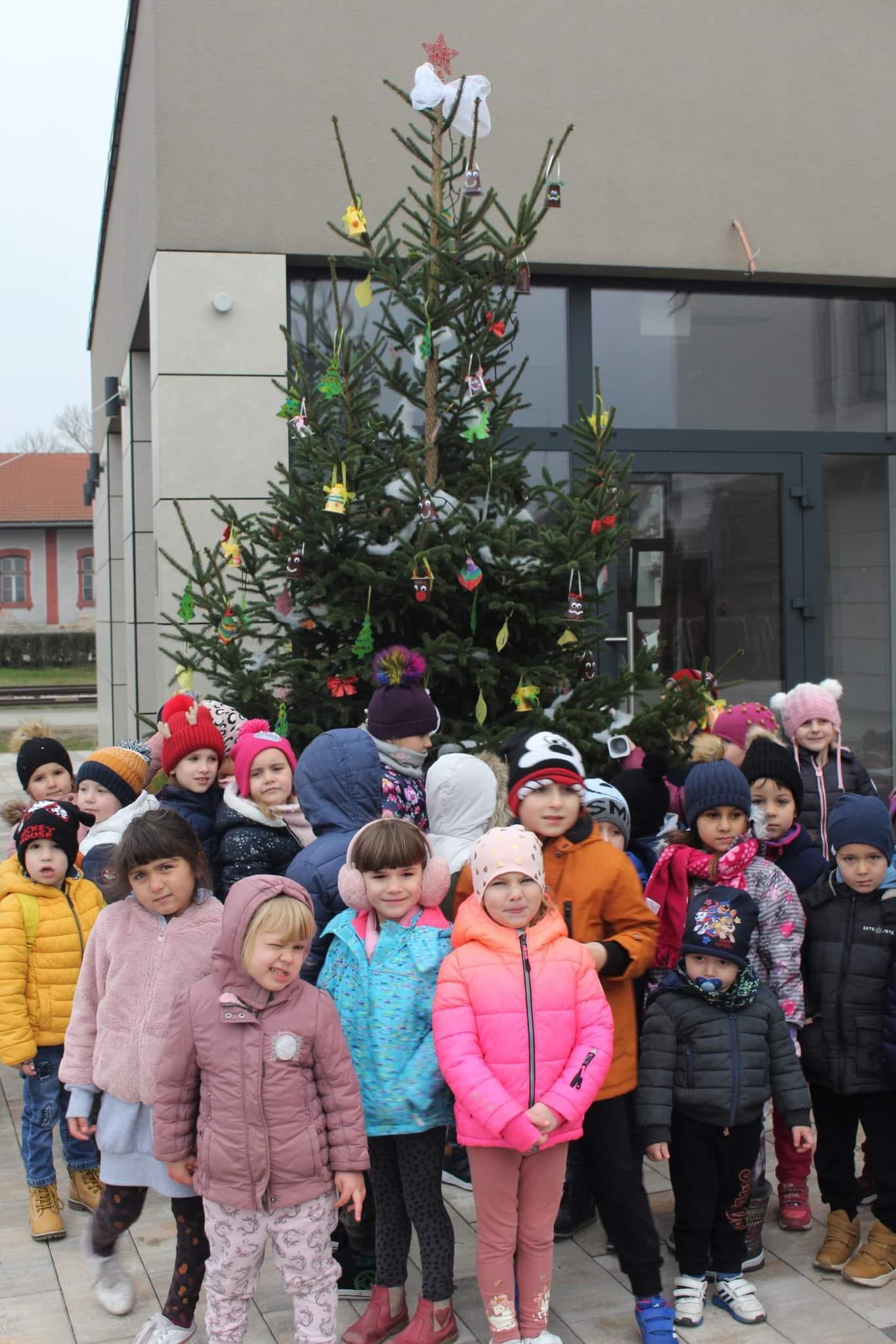 Mališani Dječjeg vrtića Kotoriba okitili bor u centru mjesta
