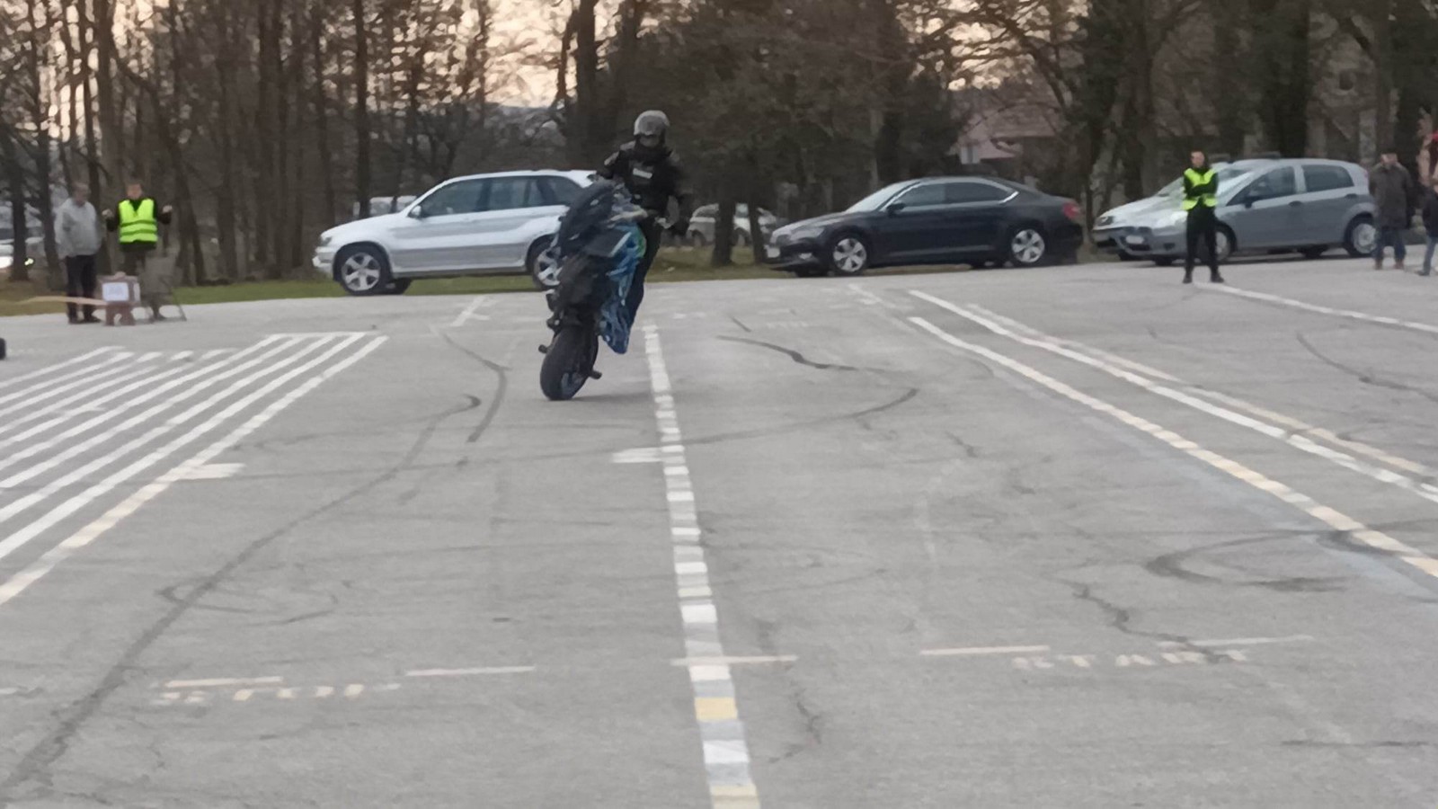 FOTO I VIDEO Akrobacije na motorima za malenu Lavu