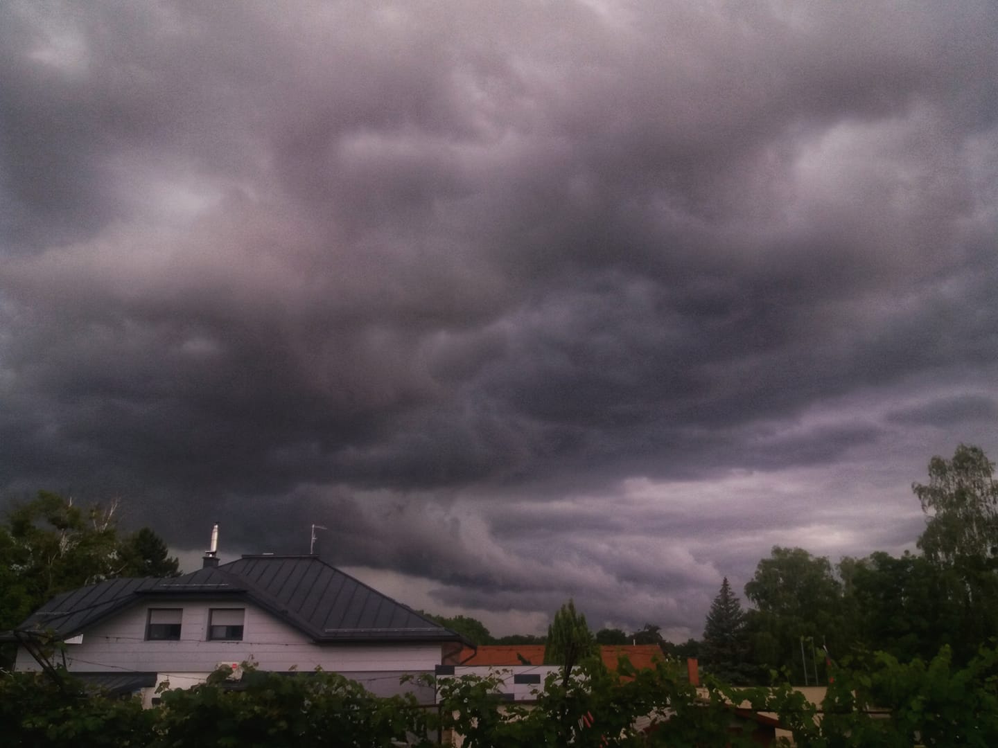 PROLOM OBLAKA Sve nas iznenadilo: U tren oka zamračilo se Međimurje, pada kiša, snažno grmi… PROLOM OBLAKA Sve nas iznenadilo: U tren oka zamračilo se Međimurje, pada kiša, snažno grmi…