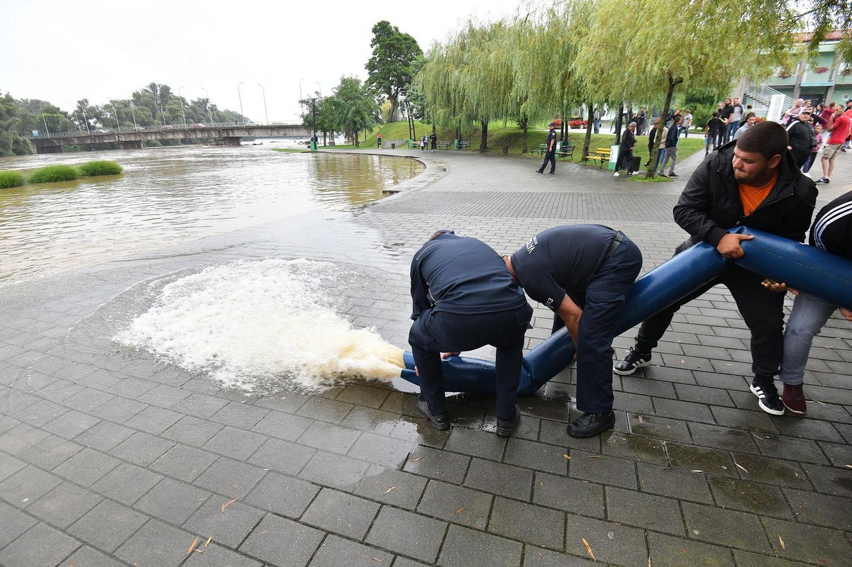 GRAĐANE ČEKA DUGA NOĆ Mura se izlila na šetnicu u Murskom Središću