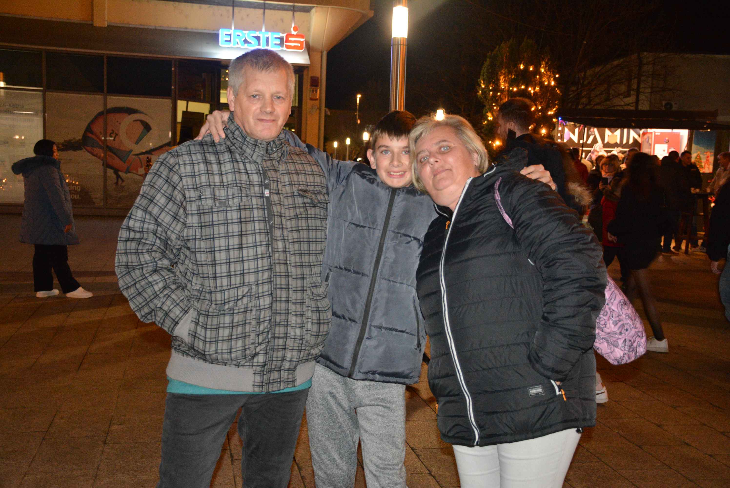 FOTO/VIDEO Čakovec veselo proslavio dolazak 2024. uz ritam ‘Noćne smjene’ i puni trg