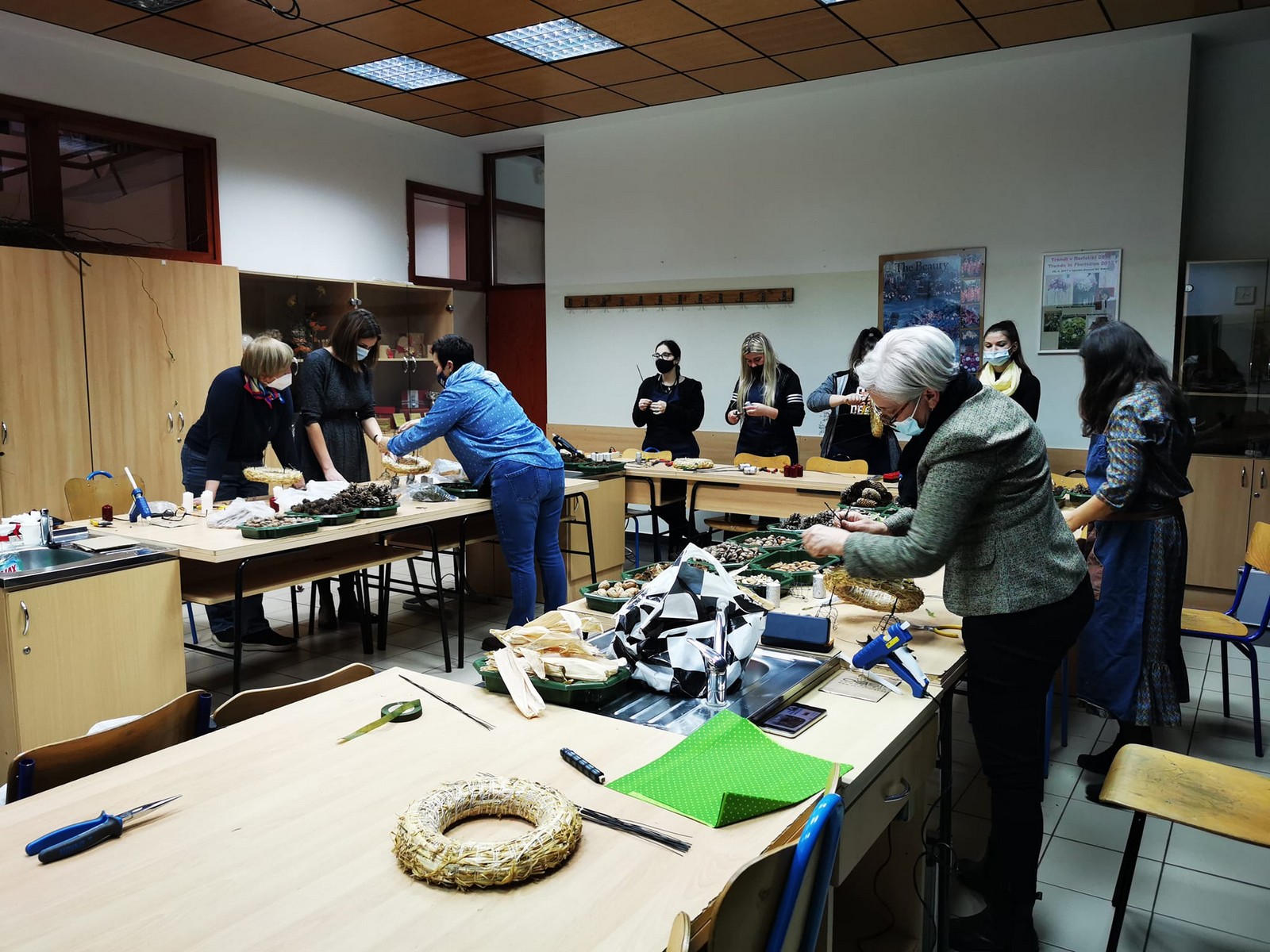 FOTO Profesorica Sabina Šegula iz Slovenije održala radionicu izrade adventskih dekoracija u Gospodarskoj školi Čakovec FOTO Profesorica Sabina Šegula iz Slovenije održala radionicu izrade adventskih dekoracija u Gospodarskoj školi Čakovec