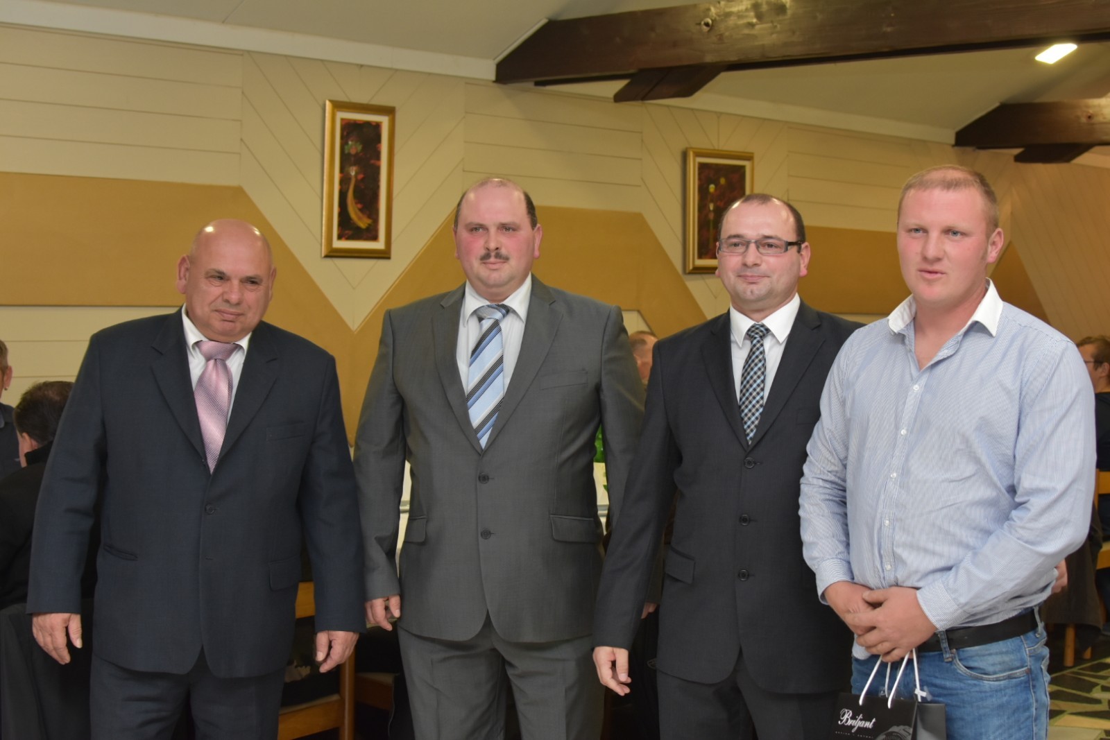 ANDRIJA TOMAŠEK ‘Sinovi nastavljaju moj posao i siguran sam da će uspješno trajati i slijedećih 25 godina’ ANDRIJA TOMAŠEK ‘Sinovi nastavljaju moj posao i siguran sam da će uspješno trajati i slijedećih 25 godina’