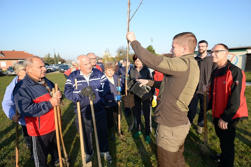 FOTO Velik broj građana subotnje prijepodne iskoristio za sadnju stabala u Čakovcu