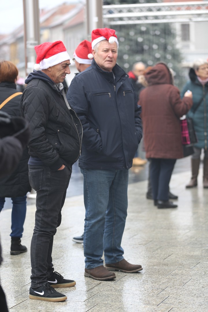 KLIKOM PO ČAKOVCU Bliži se Božić – prava blagdanska atmosfera u centru Čakovca